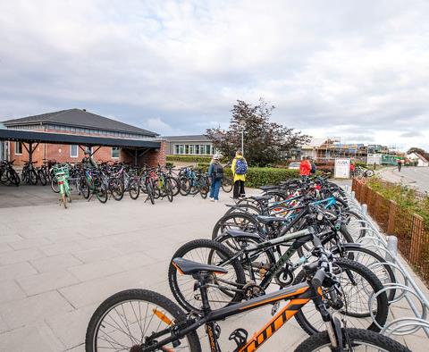Foto af fyldte cykelstativer foran en skole i Esbjerg. 